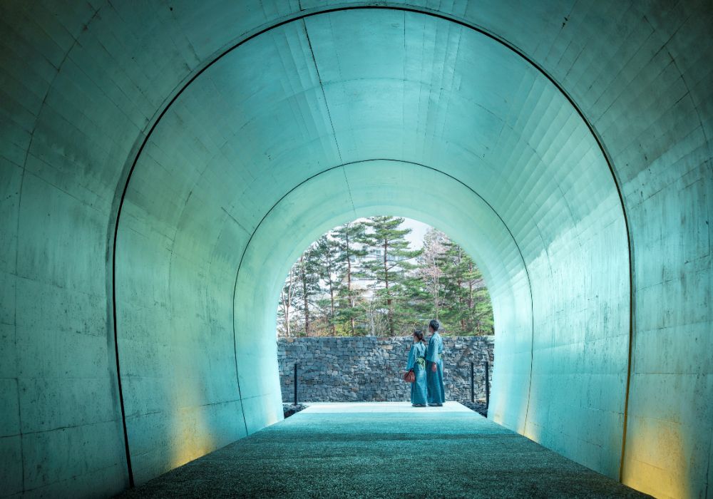 星野集團「界 草津」開幕：隱身高地的溫泉旅館，以一條隧道串起草津的兩種風景