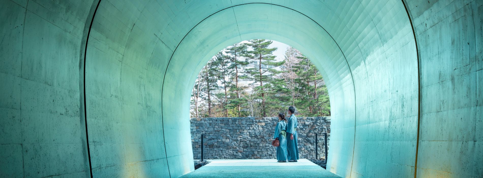 星野集團「界 草津」開幕：隱身高地的溫泉旅館，以一條隧道串起草津的兩種風景