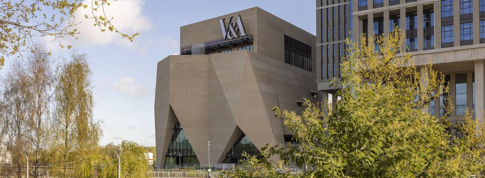 東倫敦新文化地標「V&A East Museum」：從 Balenciaga 洋裝汲取靈感，以折疊立面向城市敞開
