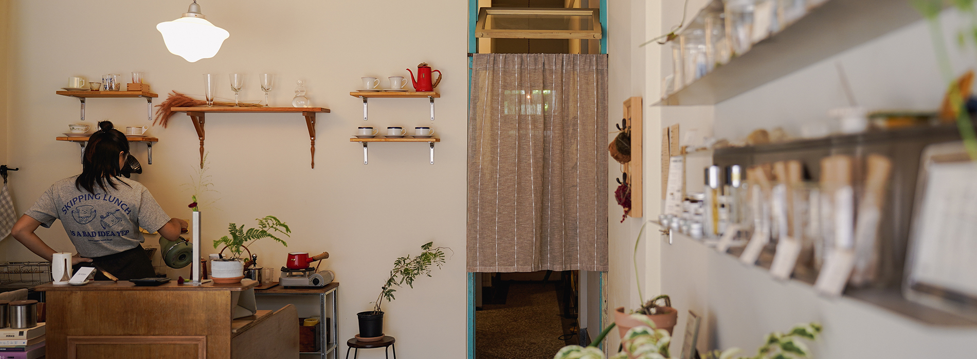 以香為軸的生活空間：嘉義「老娜與香」以天然線香和食飲，鋪展香氣的日常風景