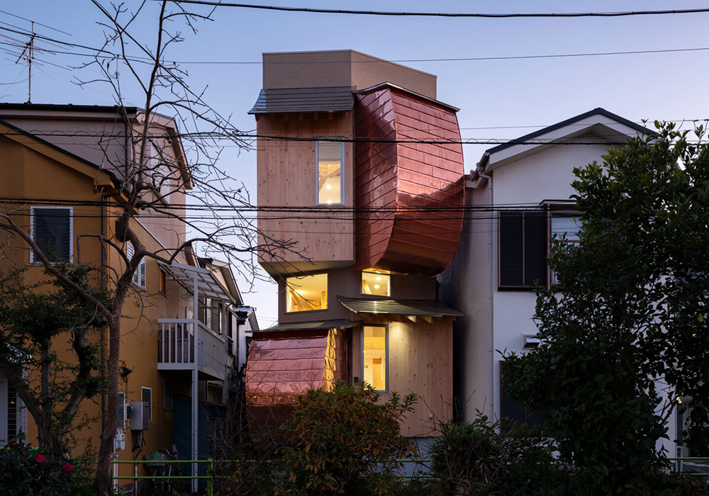 在狹小基地創造無限場景！東京「綠之屋」以 RPG 式住宅想像，展開垂直探索的日常