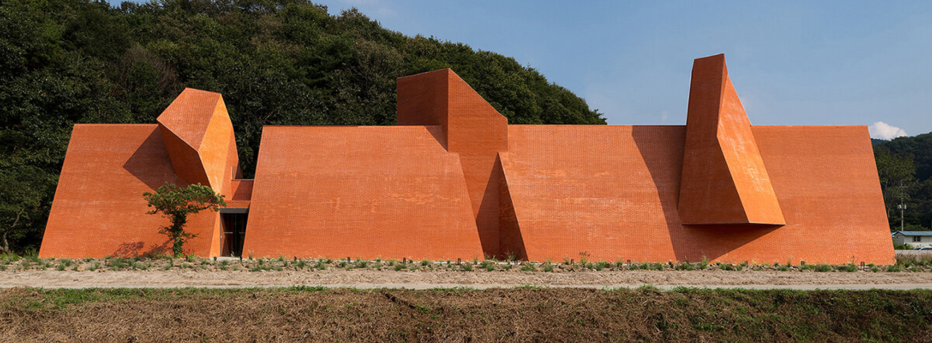 顛覆傳統咖啡廳樣貌：韓國江原道「Monologue Café」化身為巨型地景雕塑