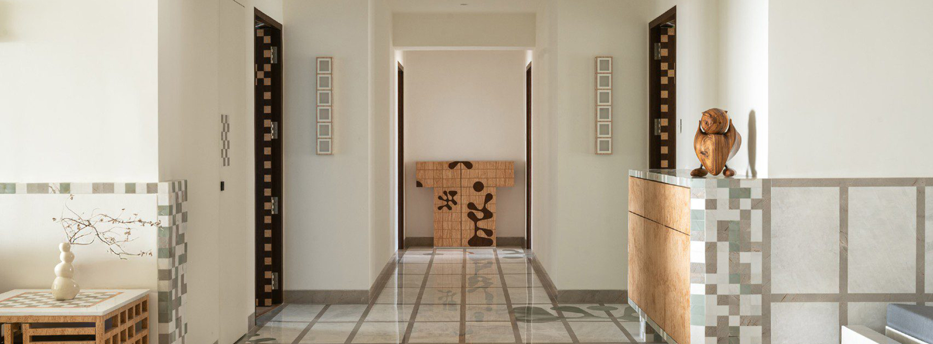 宛如像素世界中的「格紋」住宅：MuseLAB 以石材鑲嵌工藝打造孟買三代同堂居所