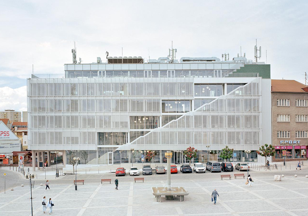 當行政機關成為城市客廳：捷克 Přerov 市政廳以透明梯間、屋頂咖啡廳重新連結城市生活