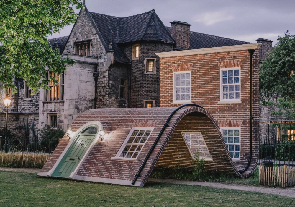 讓磚牆在草地上屈膝休息：Alex Chinneck 倫敦新作《A Week at the Knees》鬆動建築的剛硬秩序