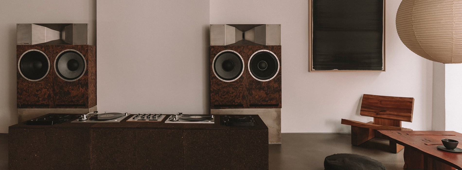 在咖啡香與聲音之間：漢堡「Trader HiFi」以簡約設計和細膩工藝，重構城市聆聽日常