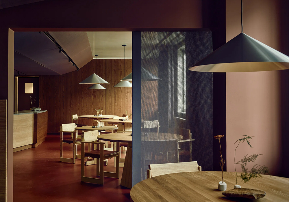 世界最北端 Fine Dining 餐廳「Huset」：Snøhetta 改造昔日社區中心，將極地風土化為餐桌風景