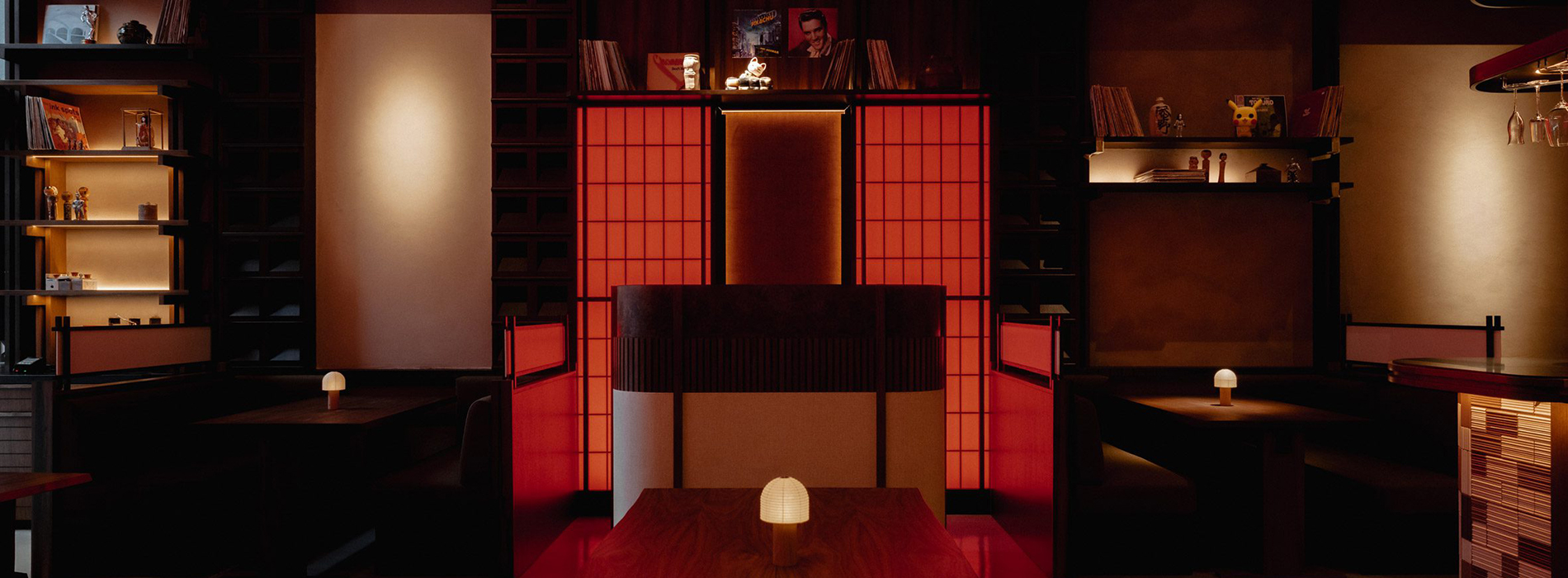東倫敦遇見東京居酒屋：餐廳「Mitsu」以爐端燒與紅光點亮流轉的日式夜色