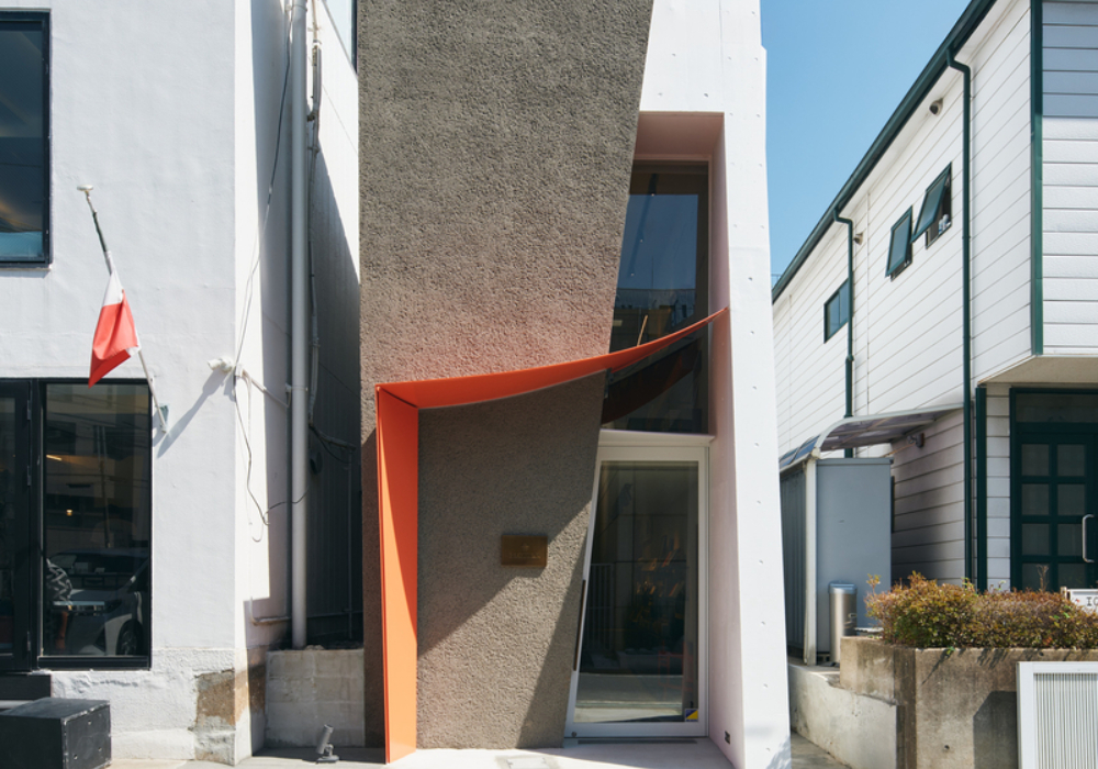 東京神宮前的不規則建築：「PLOTTER 文具旗艦店」在極小基地中，展開垂直空間設計