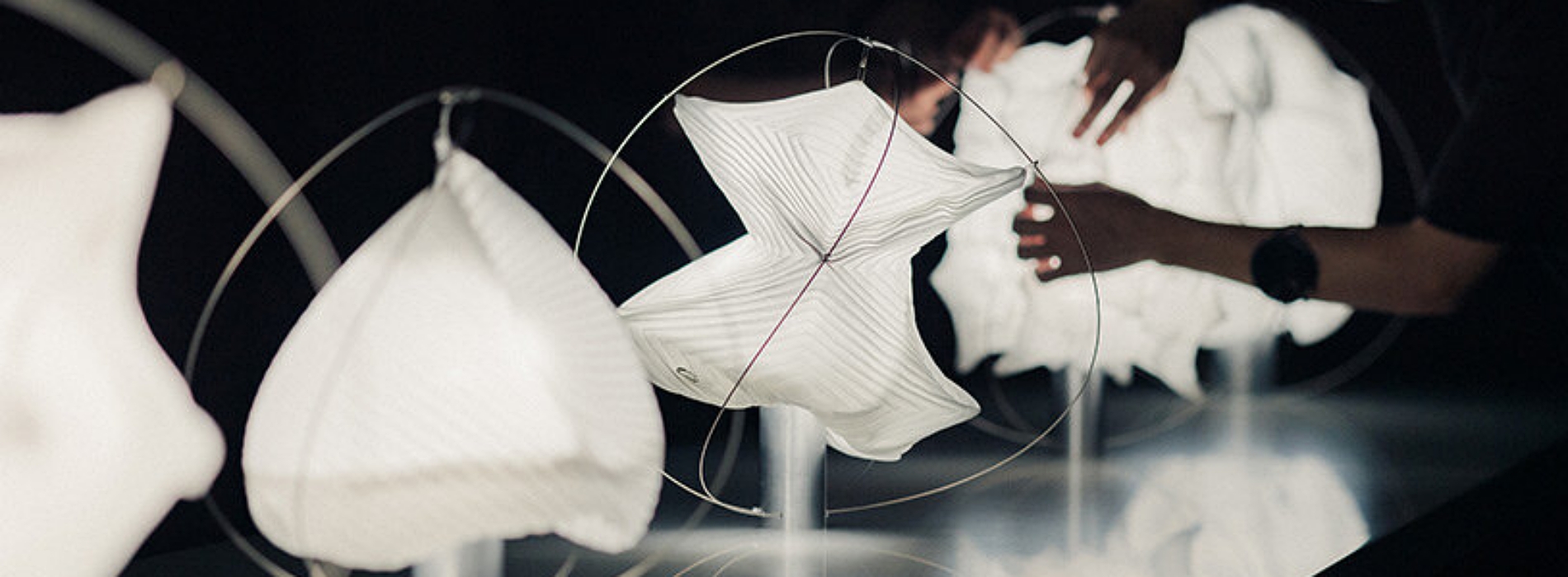 2025米蘭設計週／三宅一生A-POC ABLE ISSEY MIYAKE、atelier o? 合作：用一塊布的創意，重塑照明設計可能