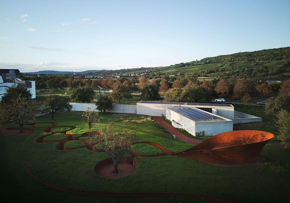 印度建築大師 Balkrishna Doshi 遺作坐落 Vitra Campus：蛇形靜修所引領沉思之旅