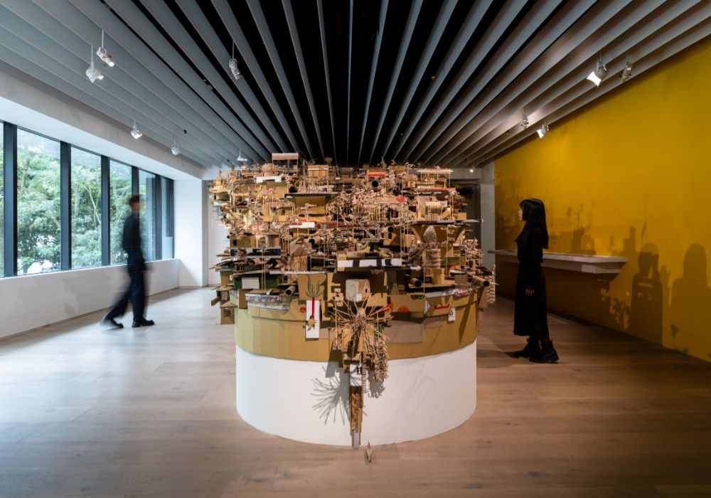 忠泰美術館新展《燼光之城》：從敘利亞廢墟到台北東區，11組藝術家直擊全球城市「隱藏版」風景