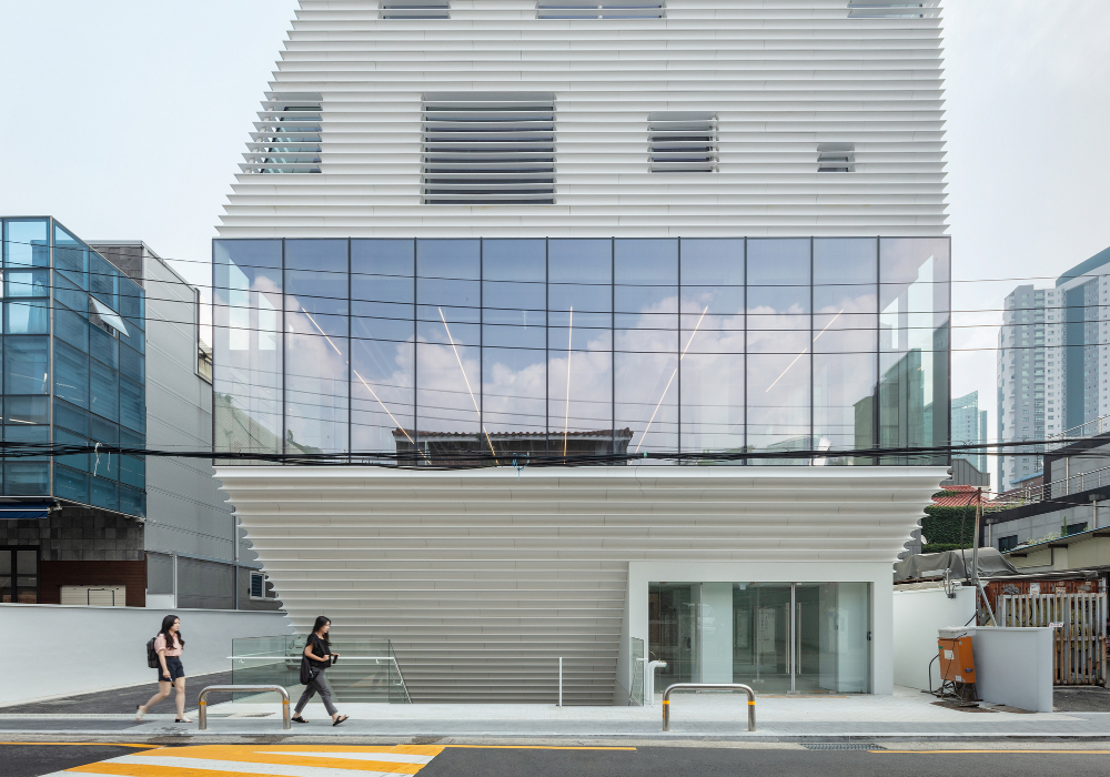首爾合井 Artplex！NOTNOT Architects 以白色量體，打造結合藝廊、電影院與選物店的藝術複合空間