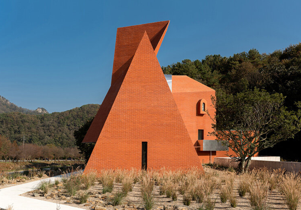 顛覆傳統咖啡廳樣貌：韓國江原道「Monologue Café」化身為巨型地景雕塑