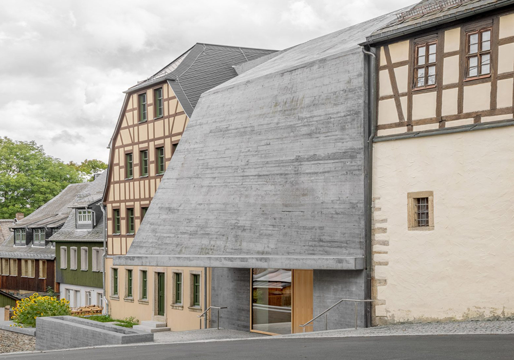 棲於德國小鎮的清水模蚌殼：「珍珠母體驗博物館」在粗獷與光澤之間延續文化記憶