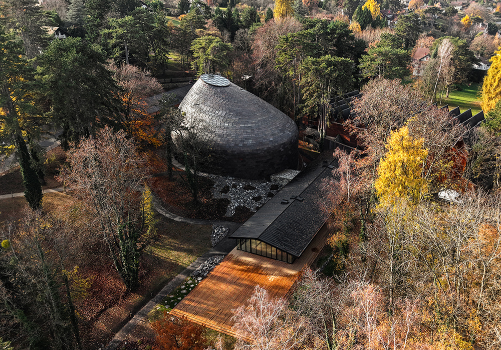 藏身萊芒湖畔森林的音樂廳：法國「LA SOURCE VIVE」，一座以建築、聲學與自然打造的音樂殿堂