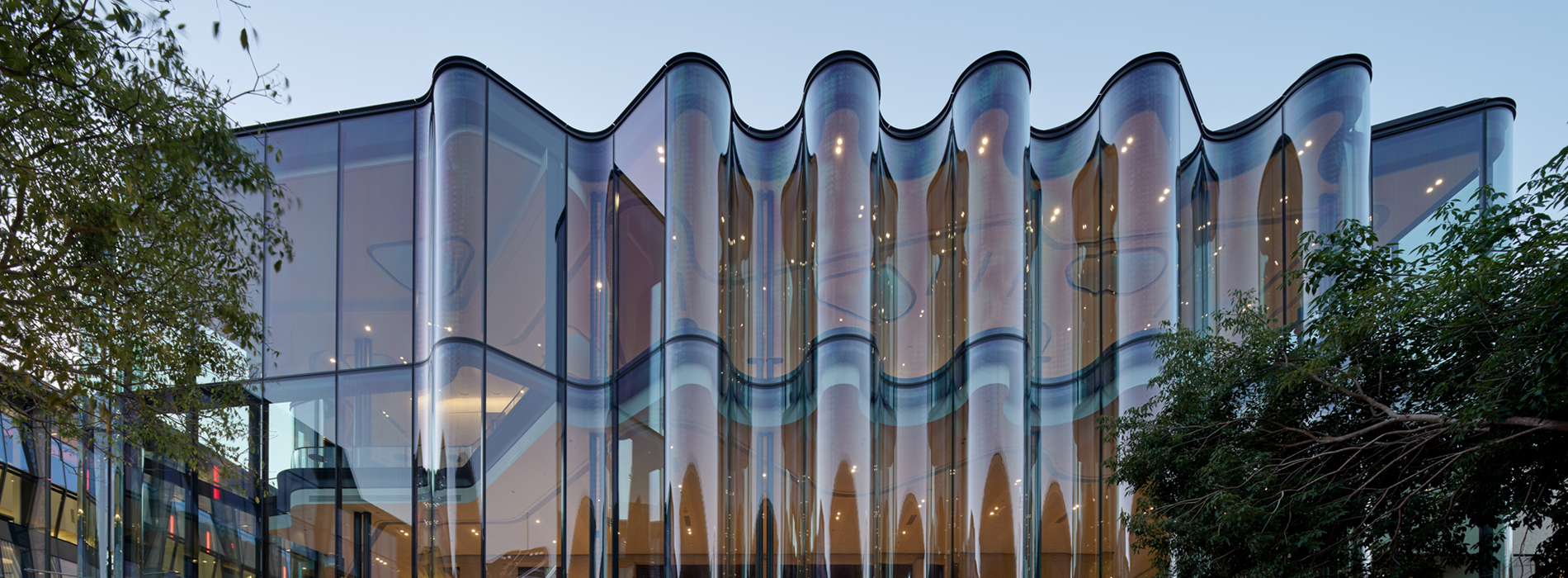 布里斯本南岸新地標「玻璃屋劇院」：波紋玻璃立面映現河岸流動，展開多元舞台想像