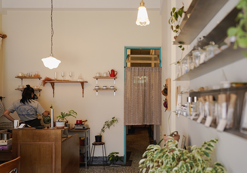 以香為軸的生活空間：嘉義「老娜與香」以天然線香和食飲，鋪展香氣的日常風景