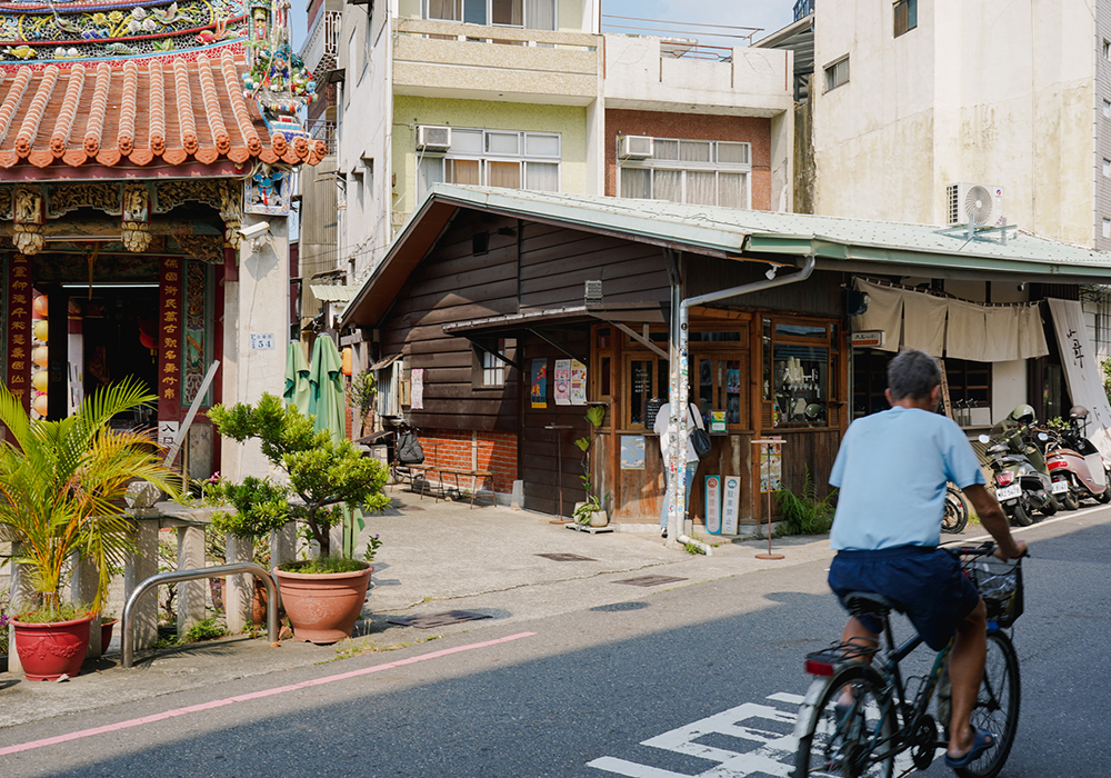 來趟嘉義街區漫遊：侘寂旅宿、木屋酒吧等 6 處特色空間，收藏小城的慢活日常