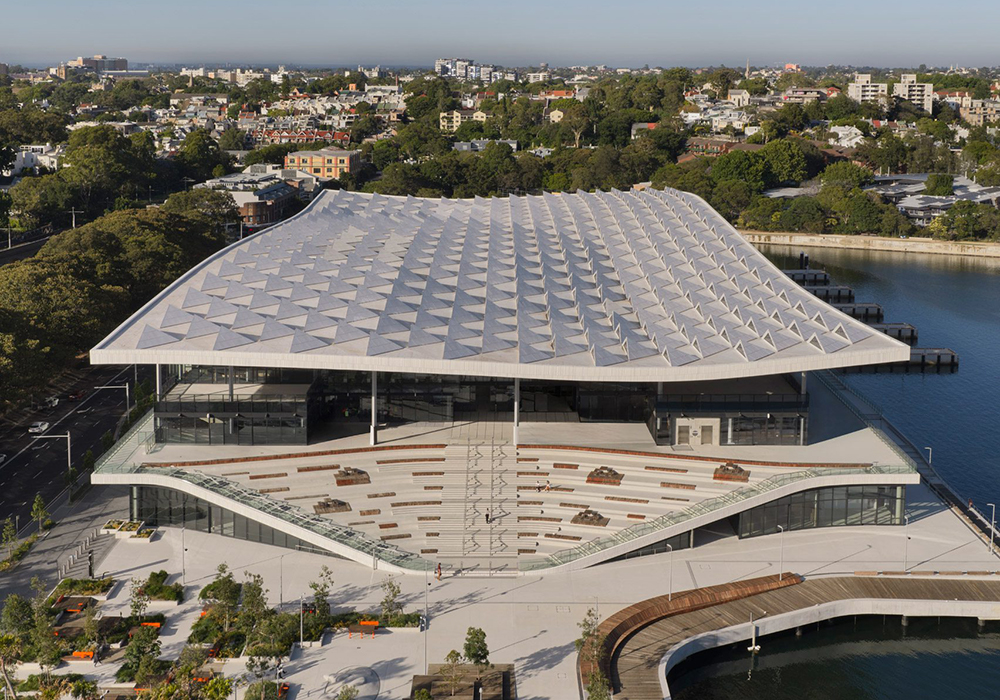 南半球最大魚市華麗轉身！全新雪梨魚市場以偌大波浪屋頂、開放式設計，重塑港灣公共生活