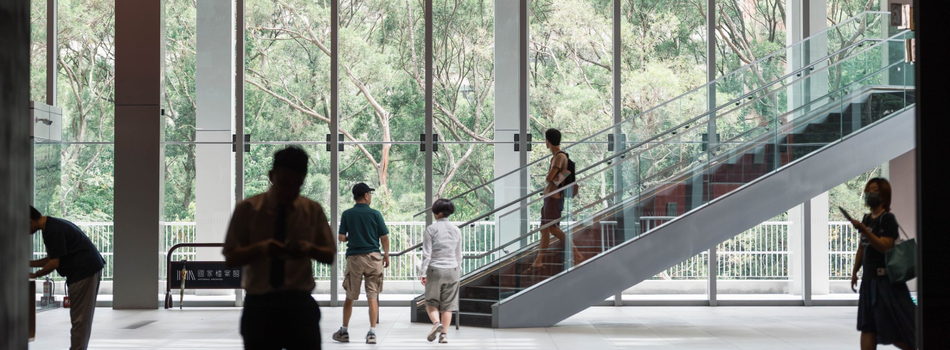 台灣首座國家檔案館試營運！九典建築新作：以紅土堆疊與森林共生，呈現時間與記憶累積