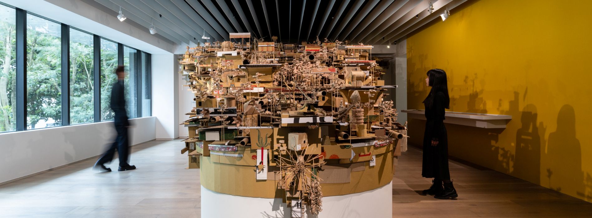 忠泰美術館新展《燼光之城》：從敘利亞廢墟到台北東區，11組藝術家直擊全球城市「隱藏版」風景