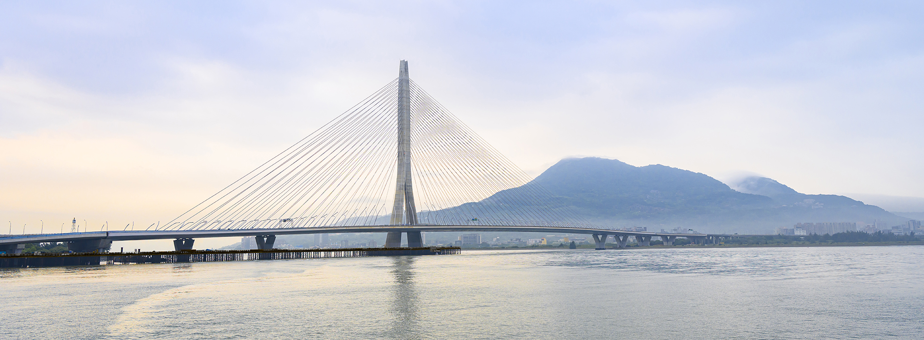 為夕陽讓路的「淡江大橋」：Zaha Hadid 以減法美學，勾勒單塔結構舞動般的流動姿態