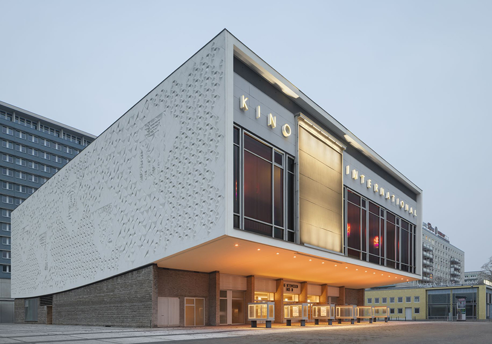 柏林電影殿堂「Kino 國際影院」重新開放！全面翻新延續 60 年代現代主義風華