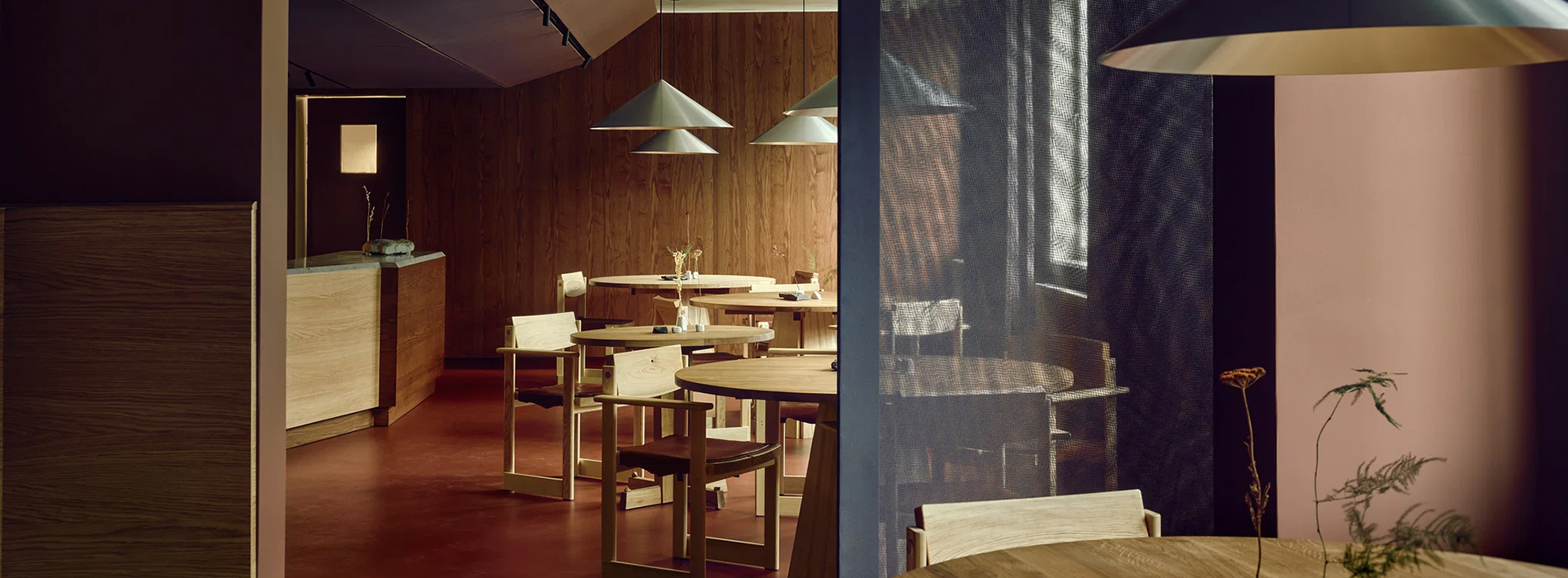 世界最北端 Fine Dining 餐廳「Huset」：Snøhetta 改造昔日社區中心，將極地風土化為餐桌風景