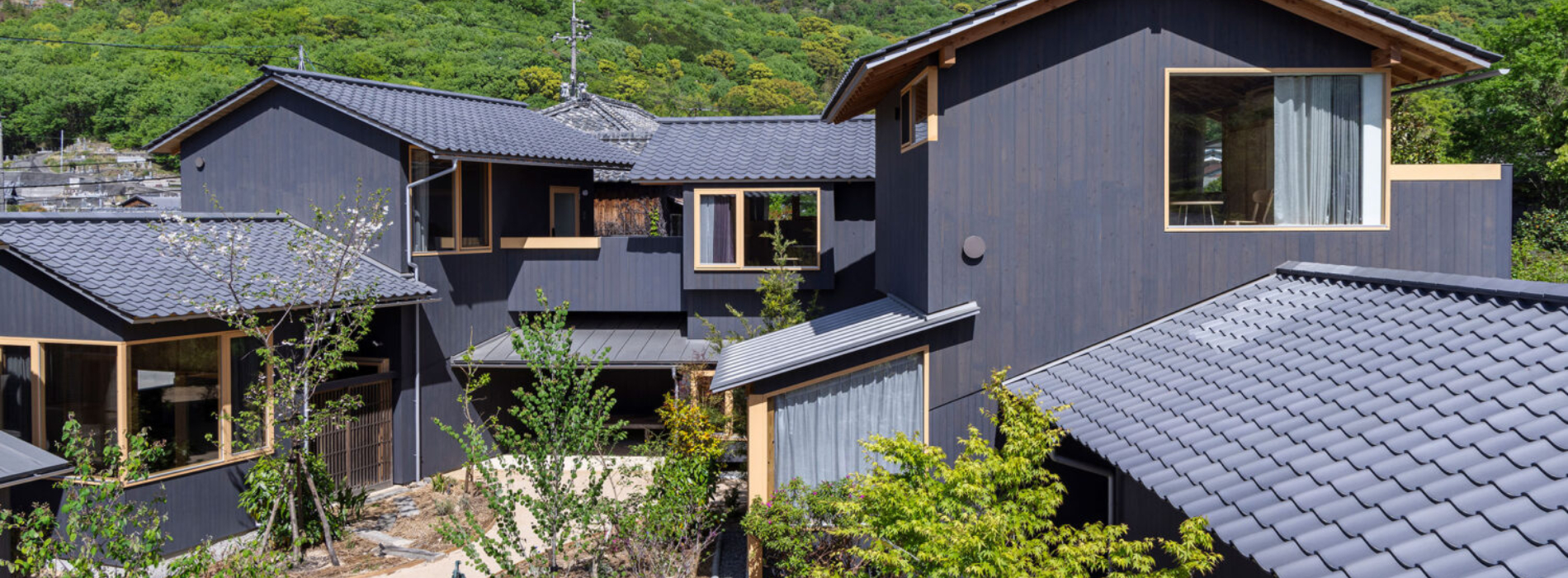 住旅宿，也像住進豐島聚落裡！「Hotel SHU」沿著小巷回房，4 棟木屋圍出共享中庭