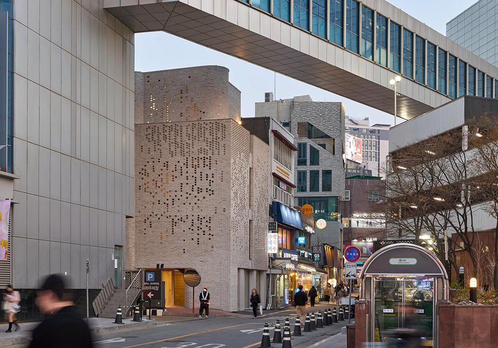 聲波像素化作節奏立面！首爾新村老屋改造新生，穿孔磚牆喚回音樂街區記憶