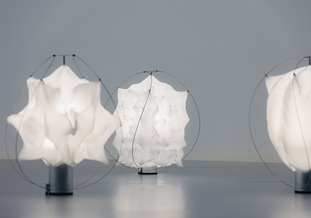 2025米蘭設計週／三宅一生A-POC ABLE ISSEY MIYAKE、atelier o? 合作：用一塊布的創意，重塑照明設計可能