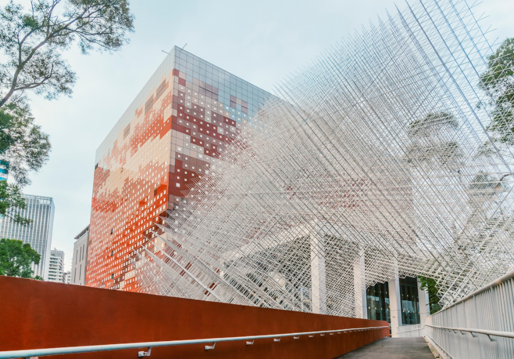台灣首座國家檔案館試營運！九典建築新作：以紅土堆疊與森林共生，呈現時間與記憶累積
