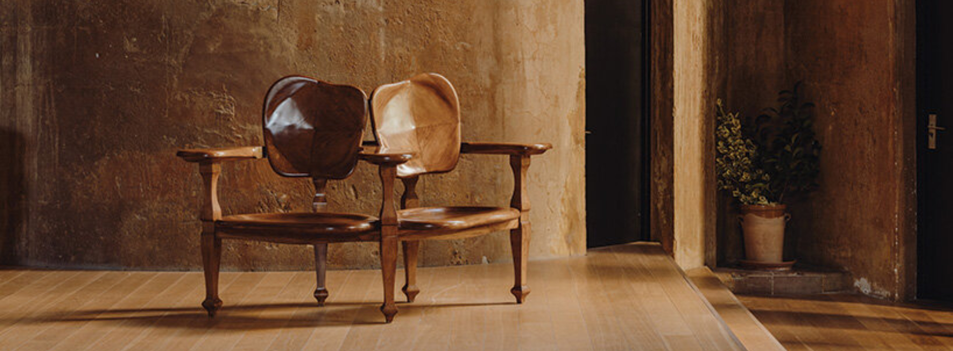 高第逝世百年：BD Barcelona 重製家具原作，延續 Casa Calvet 與 Casa Batlló 的橡木工藝