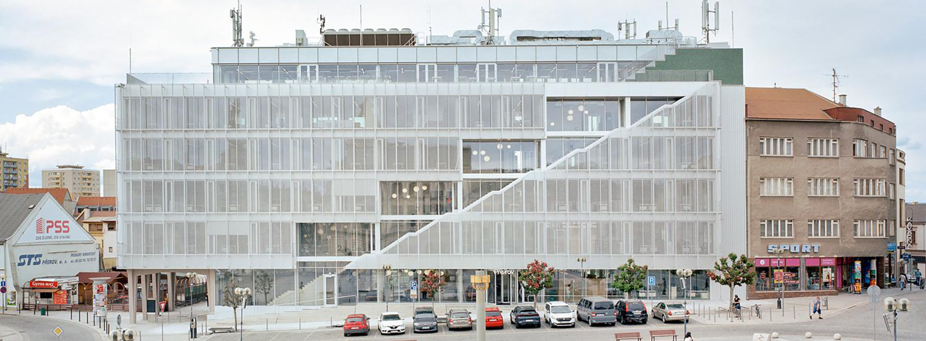 當行政機關成為城市客廳：捷克 Přerov 市政廳以透明梯間、屋頂咖啡廳重新連結城市生活