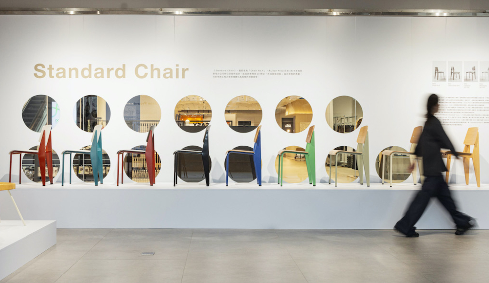 一張椅子,能不能成為時代精神的縮影?Jean Prouvé 的 Standard Chair 做到了。它不只是一件家具,更是一種對設計與生活的信念。本專題以 Jean Prouvé 主題展「設計標準再進化」為契機,專訪 Vitra 亞洲區總監與經典設計總監、國際媒體《Magazine C》,並收錄策展顧問與家具愛好者的對談與觀點,從多方視角對話這場「標準的再進化」。